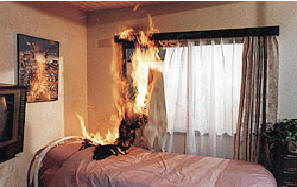 カーテン延焼中